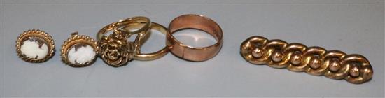 3 x 9ct gold rings, a 9ct gold bar brooch and a pair of 9ct gold and cameo earrings.